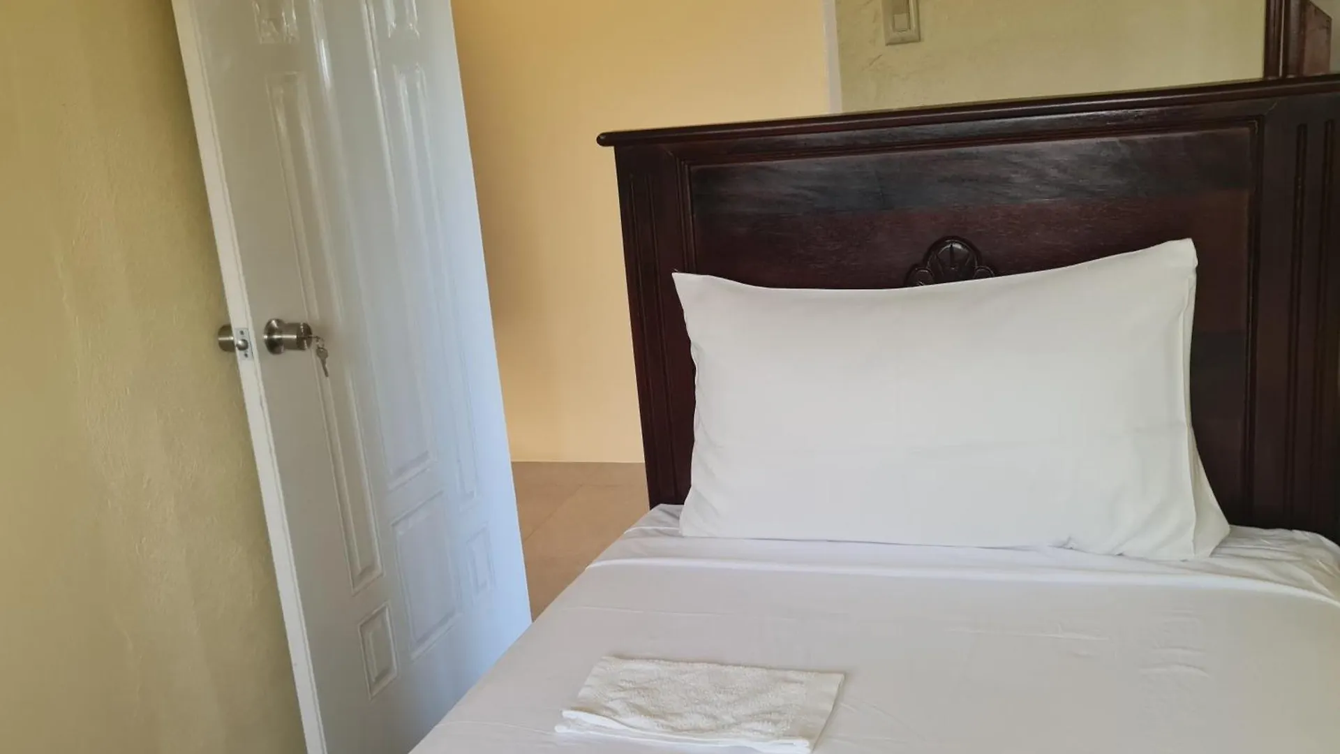 Paradise Place Grande Single Roof Top Room Brissett Run