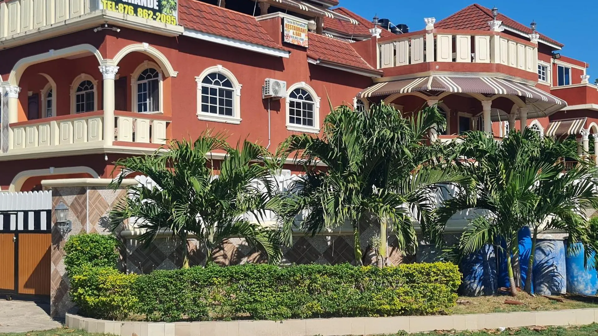 Paradise Place Grande Single Roof Top Room Brissett Run