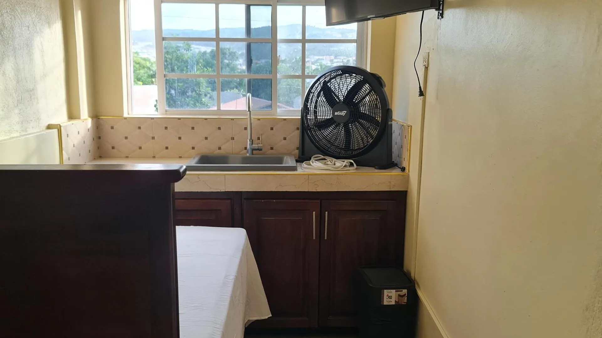 Paradise Place Grande Single Roof Top Room Brissett Run 0*,